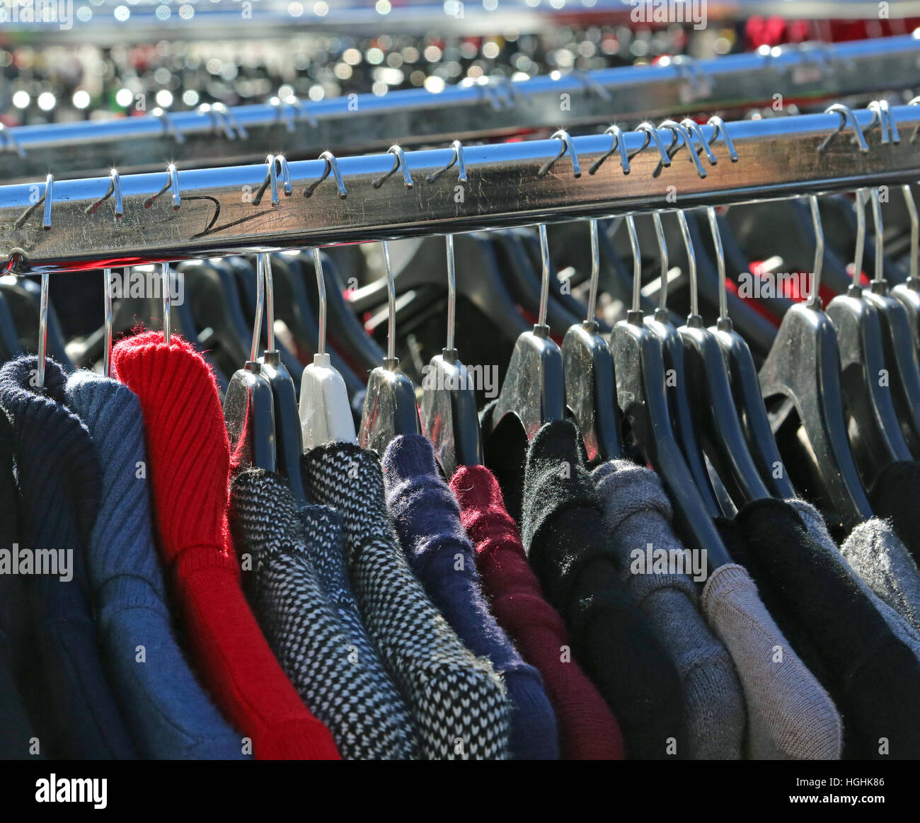 Muchos colgando ropa de invierno para la venta en el mercado al aire libre Foto de stock
