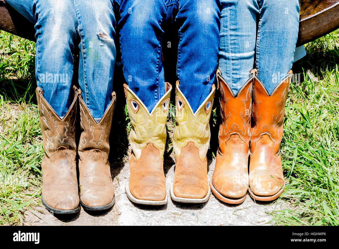 Ee.Uu., Wyoming, Wolf, Eaton Ranch, cerca de tres niñas" botas sentado en la cena bell Fotografía de stock - Alamy