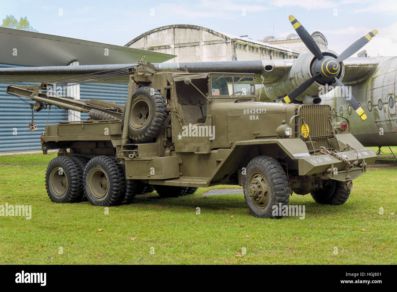 Adjuntar a Préstamo de dinero perspectiva Antiguos vehículos de camiones militares de la segunda guerra mundial  Fotografía de stock - Alamy