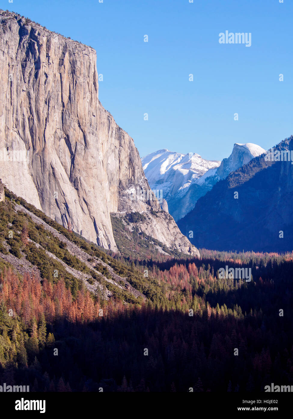 El Capitan, Half Dome y el valle de Yosemite visto desde vista de túnel en un brillante día de invierno en diciembre de 2016 Foto de stock