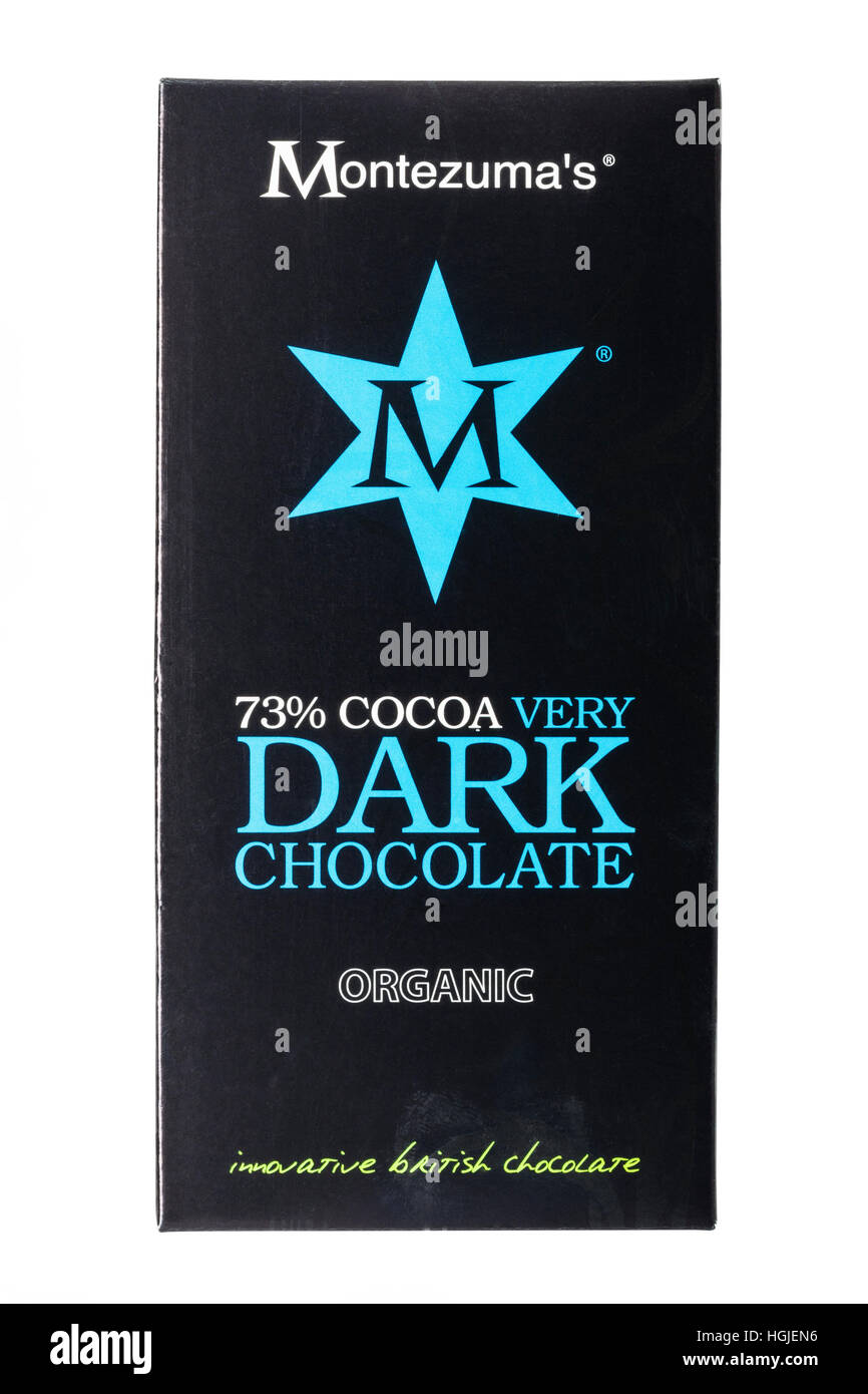 Un bar de Montezuma's chocolate muy oscuro sobre un fondo blanco. Foto de stock