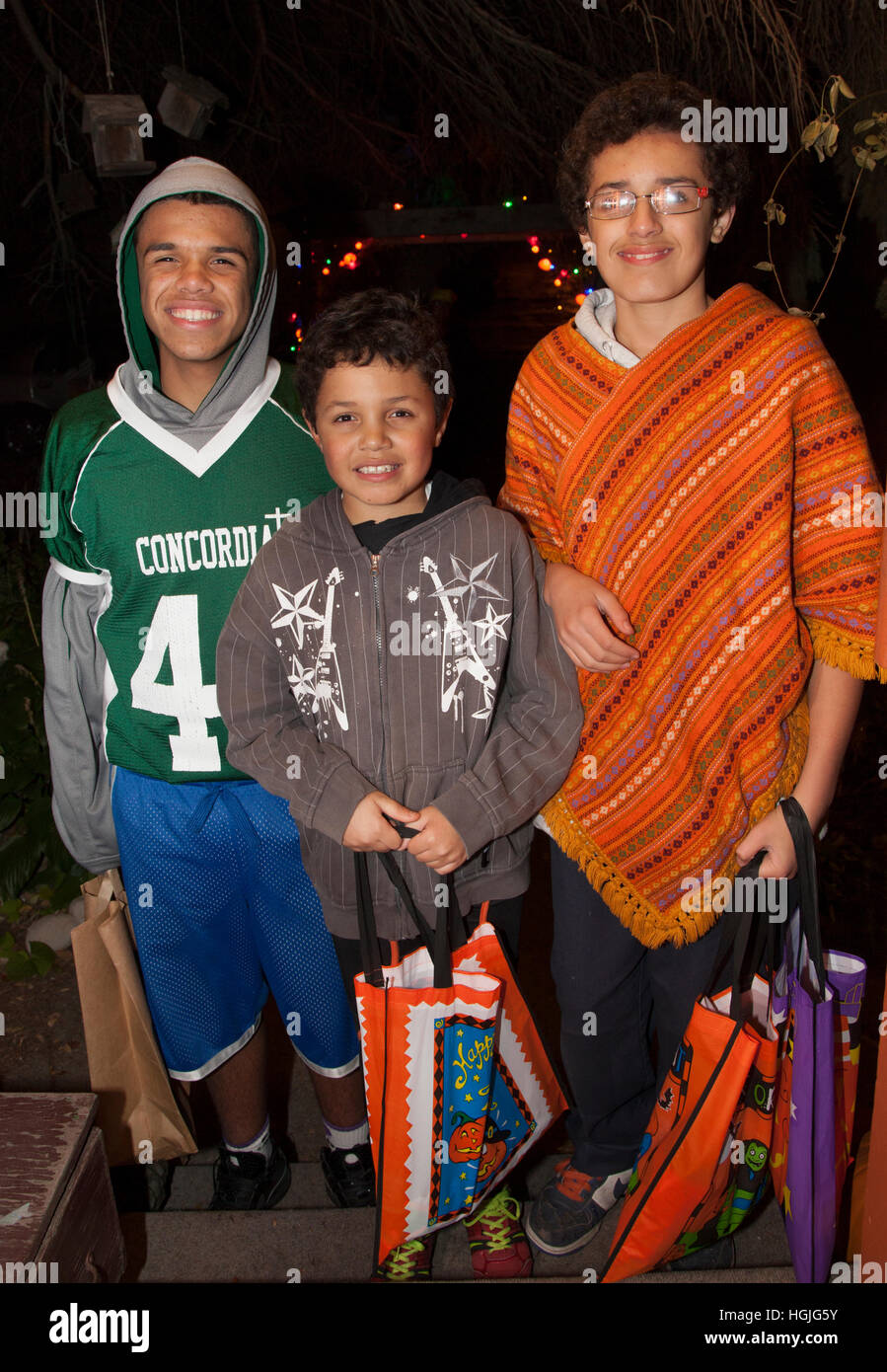 Los niños hispanos como jugador de fútbol, la Torre Eiffel y el viajero serape vestidas con disfraces de Halloween. St Paul MN Minnesota EE.UU. Foto de stock