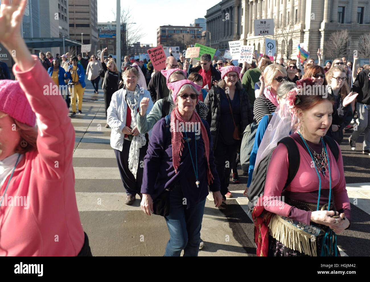 Cleveland, Ohio, Estados Unidos, 21 de enero de 2017, las mujeres caminando por la Avenida del lago en el centro de la ciudad de Cleveland, Ohio, EE.UU., en protesta de cercenar los derechos de la mujer. Crédito: Mark Kanning/Alamy Live News. Foto de stock