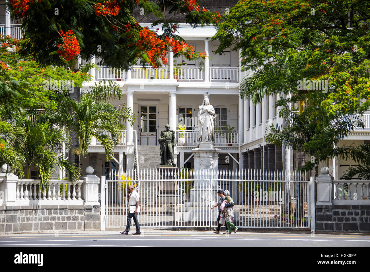 Estatua de la Reina Victoria, la Casa de Gobierno, el edificio colonial francés sigue siendo utilizado por el actual gobierno, Port Louis, Mauricio Foto de stock
