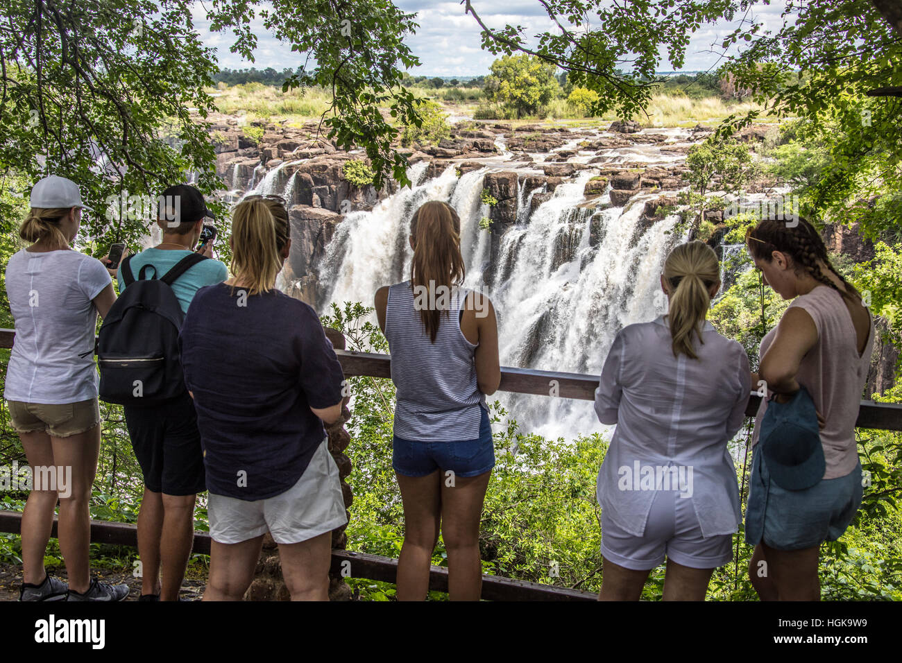 Los turistas en las Cataratas Victoria, Zambia Foto de stock