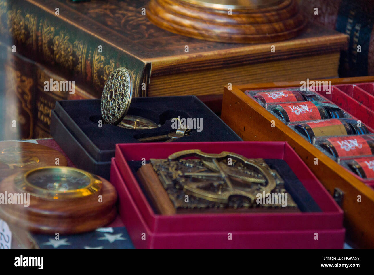Medalla de moneda oficina vintage reloj de bolsillo del siglo XIX tint libros antiguos de madera oro viejo boxex Mostrar tabla de ventana para la venta Foto de stock