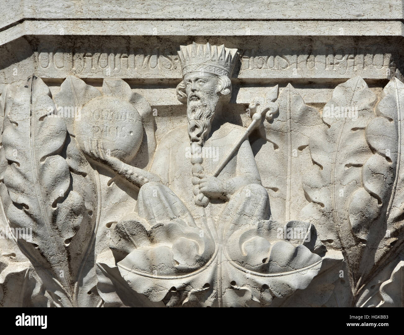 Alivio del emperador Augusto como rey medieval con cetro y globo en palacio Doge capital en Venecia Foto de stock
