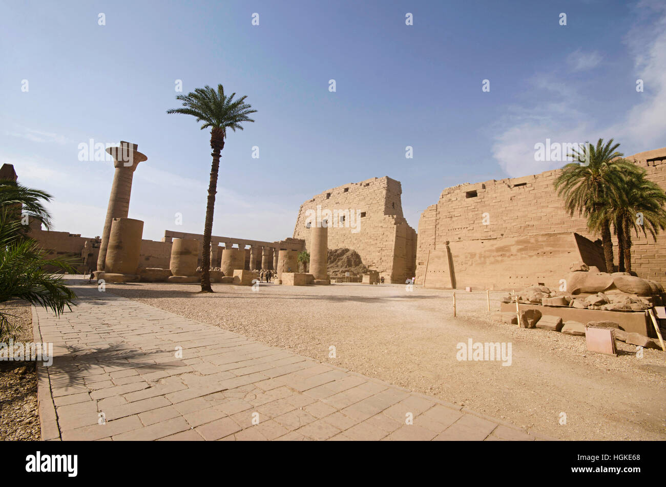 Vista interior del templo de Karnak, el complejo comprende una vasta variedad de dientes cariados templos, capillas, torres y otros edificios, Luxor, Egipto Foto de stock