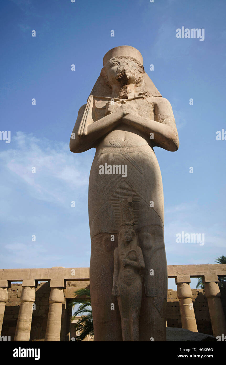 Ídolo tallada de Ramses Segundo, construido en piedra caliza amarilla, situada en el complejo de templos de Karnak Foto de stock