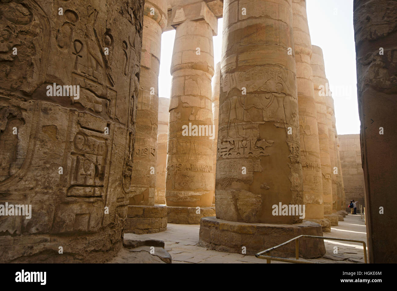 Los pilares tallados, construido en piedra caliza amarilla, vista de la gran sala hipóstila salen en el recinto de Amón Re, complejo de templos de Karnak Foto de stock