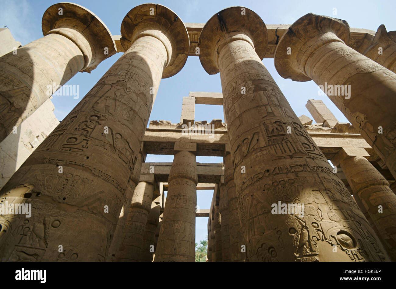 Los pilares tallados, construido en piedra caliza amarilla, vista de la gran sala hipóstila salen en el recinto de Amón Re, complejo de templos de Karnak Foto de stock