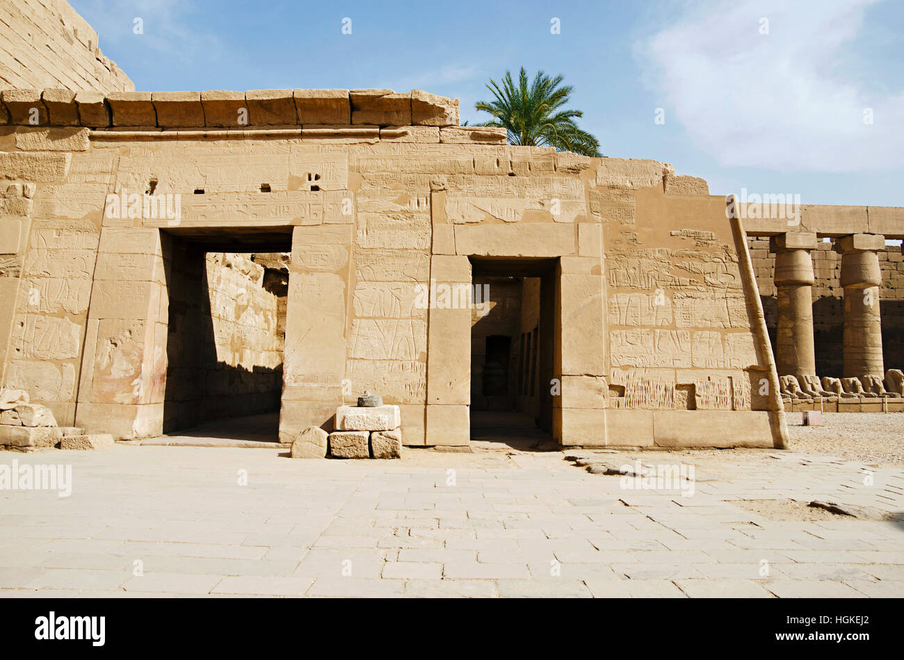 Vista interior del templo de Karnak, el complejo comprende una vasta variedad de dientes cariados templos, capillas, torres de alta tensión, y otros edificios, Luxor, Egipto Foto de stock