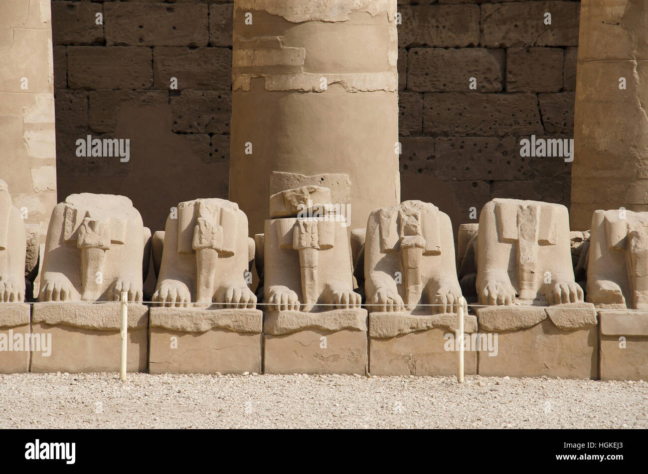 Ruinas de corredor de esfinges, Templo de Karnak, el complejo comprende una vasta variedad de dientes cariados templos, capillas, torres y otros edificios, Luxor, Foto de stock