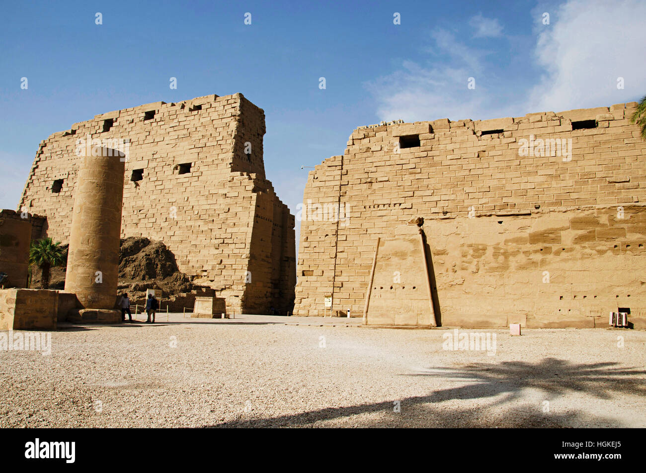 Vista interior del templo de Karnak, el complejo comprende una vasta variedad de dientes cariados templos, capillas, torres y otros edificios, Luxor, Egipto Foto de stock