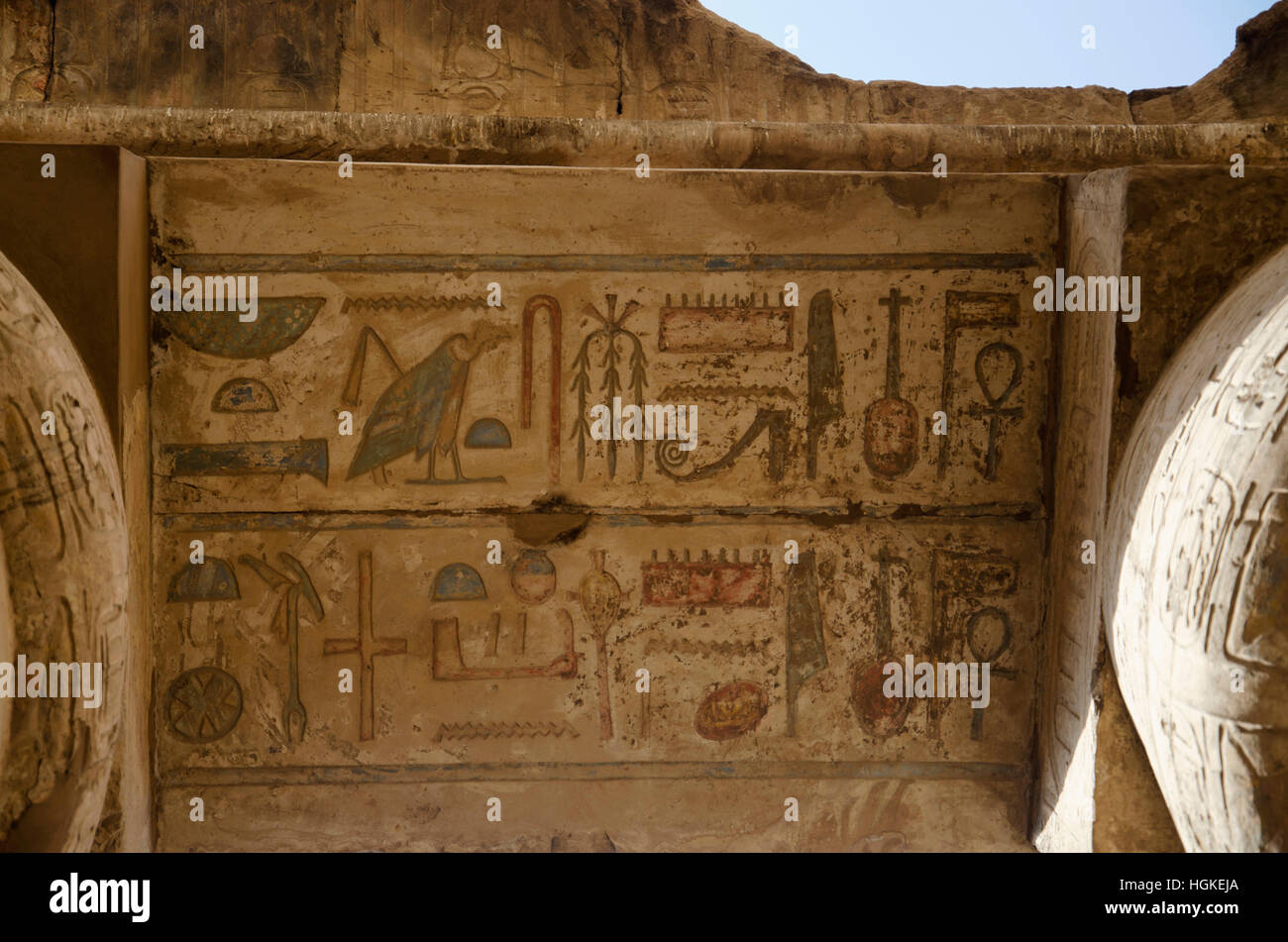 Detalles de talla, vista al interior, el templo de Karnak, compleja mezcla de dientes cariados templos, capillas, torres y otros edificios, Luxor, Egipto Foto de stock