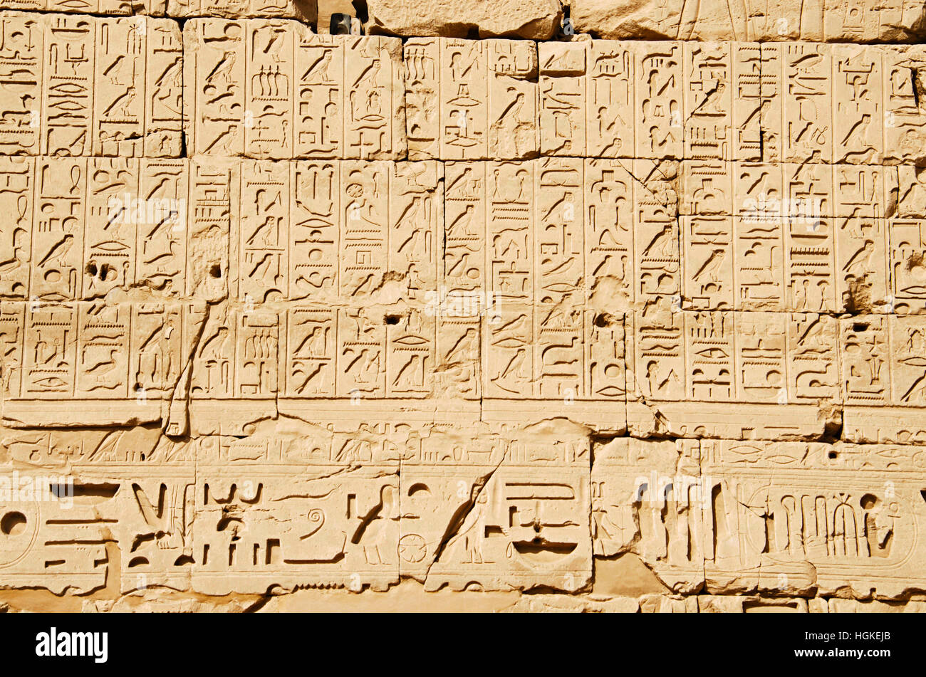 Detalles de talla, vista al interior, el templo de Karnak, compleja mezcla de dientes cariados templos, capillas, torres y otros edificios, Luxor, Egipto Foto de stock