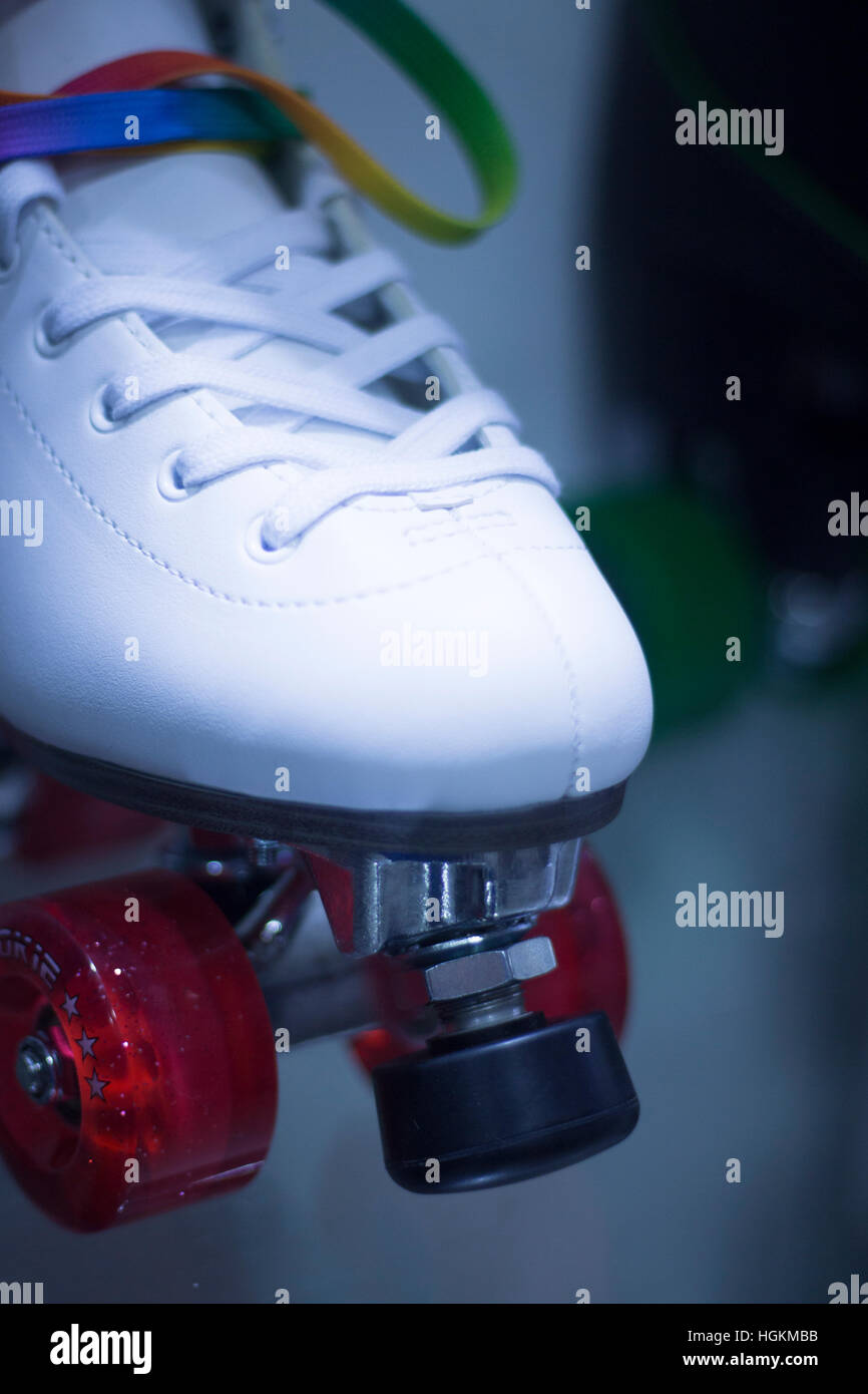 Figura skate rollerskates cuádruple en skate shop tienda en la ventana de  visualización. Patines con cuatro ruedas para patinaje roller discoteca y  jam skating Fotografía de stock - Alamy