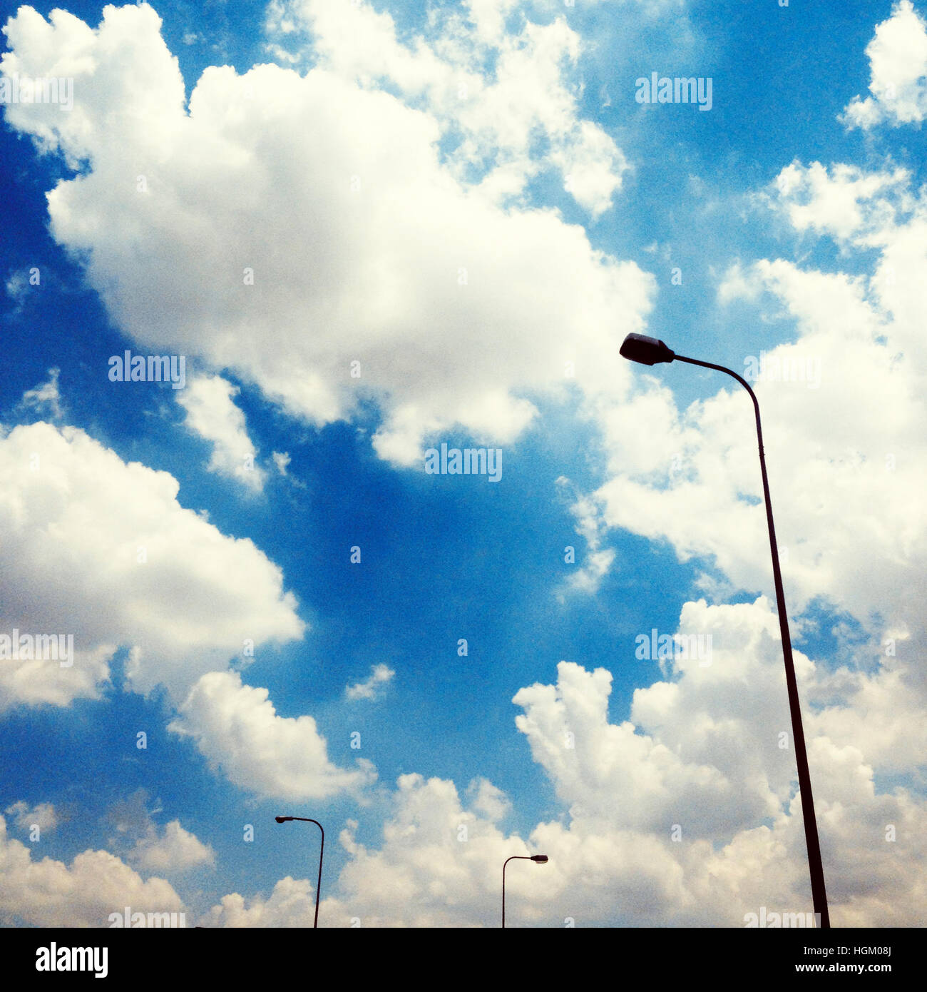 Concepto de iluminación de la calle electricidad nublado Foto de stock