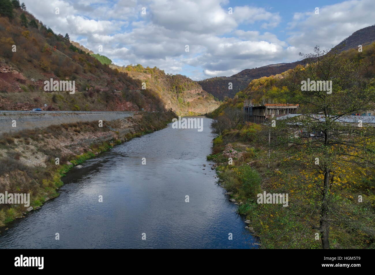 Vista hacia la parte del río Iskar y Iskar contaminan, Lakatnik, Bulgaria Foto de stock