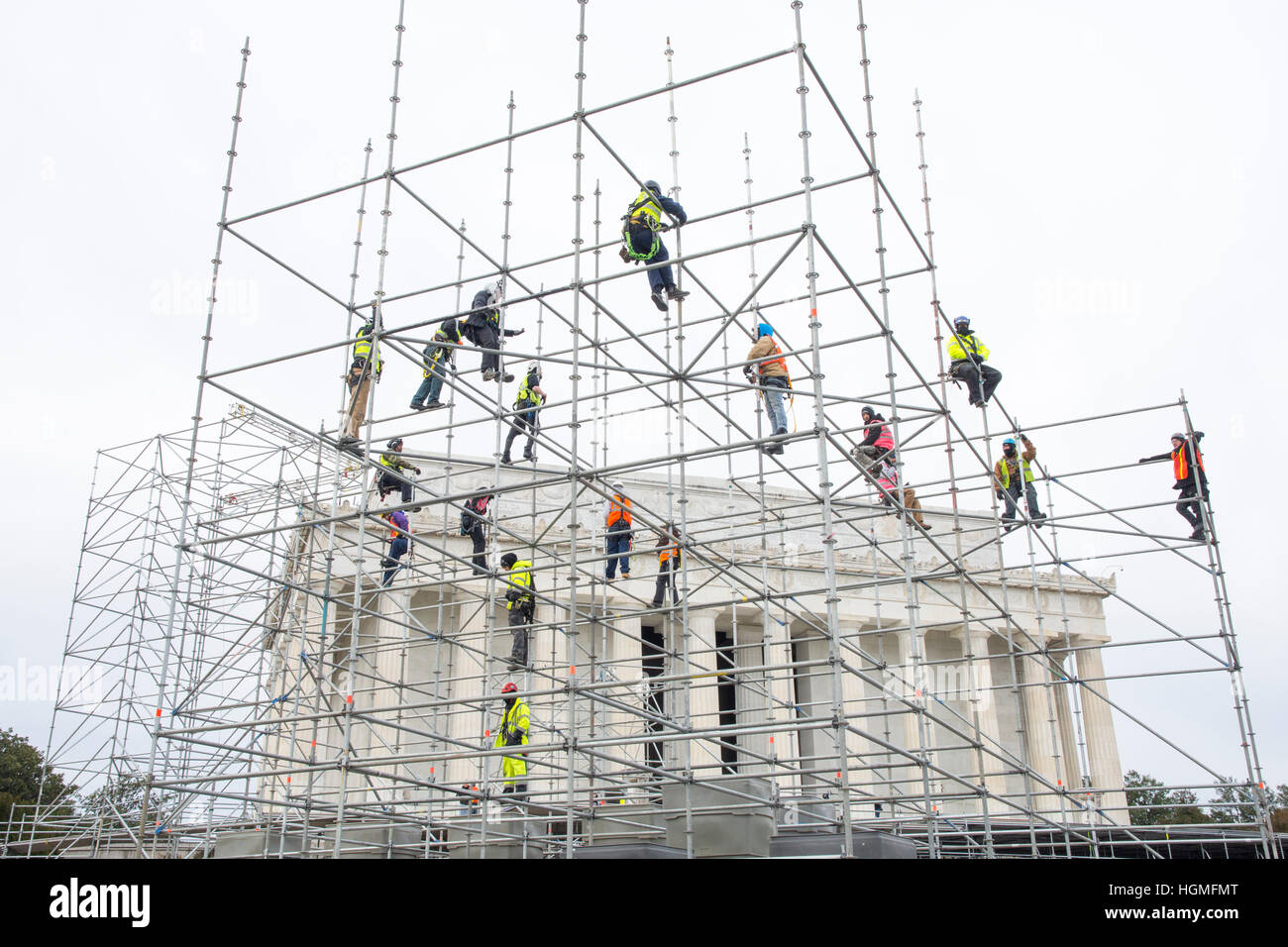 En el Lincoln Memorial en Washington, DC, los trabajadores construir una torre para su uso durante un concierto del día presidencial inaugural el 20 de enero de 2017. Foto de stock