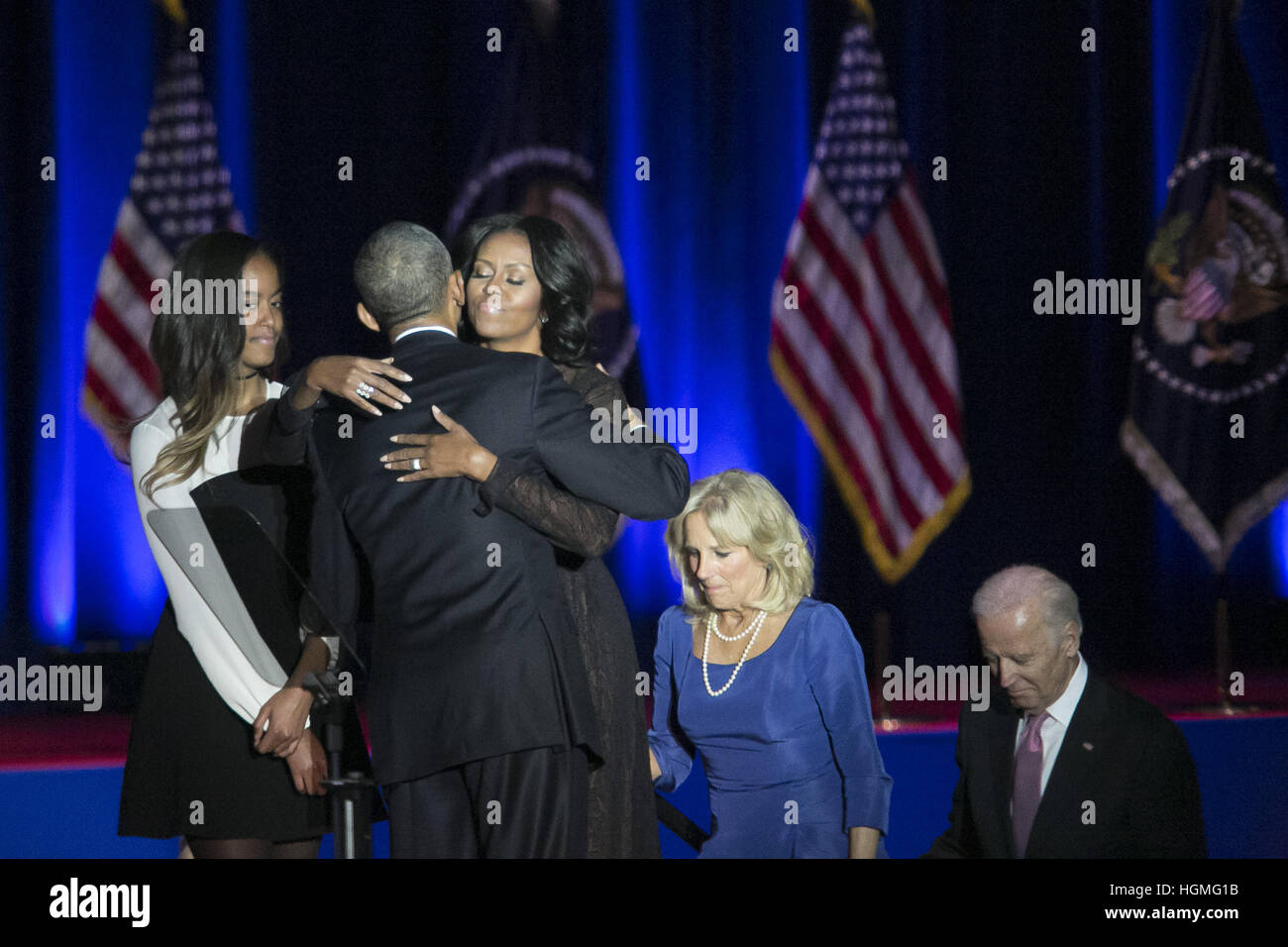 Chicago, Illinois, Estados Unidos. 10 Enero, 2017. El presidente Obama abrazando a la Primera Dama, Michelle Obama, al final de su discurso de despedida en Chicago, en el McCormick Place. © Rick Majewski/Zuma alambre/Alamy Live News Foto de stock