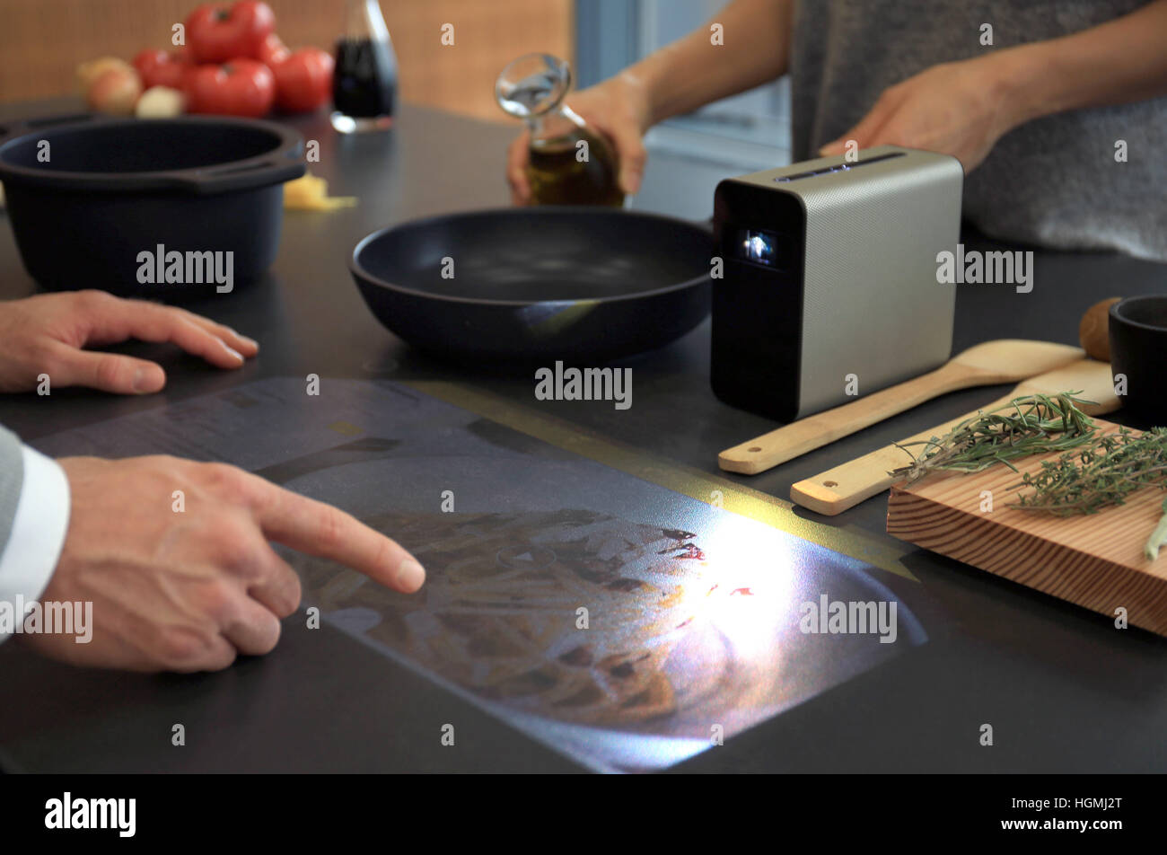 Un proyector Sony Xperia proyectos una receta página web en una mesa de  cocina, en Colonia, Alemania, el 11 de enero de 2017. Los interiores  muestran Internacional (IMM) se celebrará en Colonia