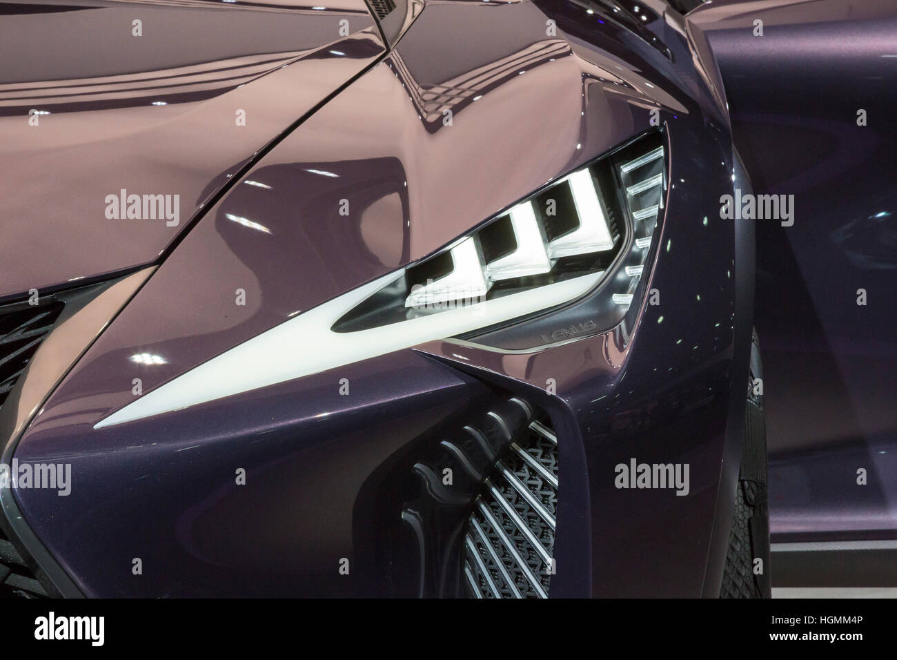 Detroit, Michigan, USA - 10 de enero de 2017 - El faro de la Lexus UX concept car en la exhibición en el North American International Auto Show. Crédito: Jim West/Alamy Live News Foto de stock