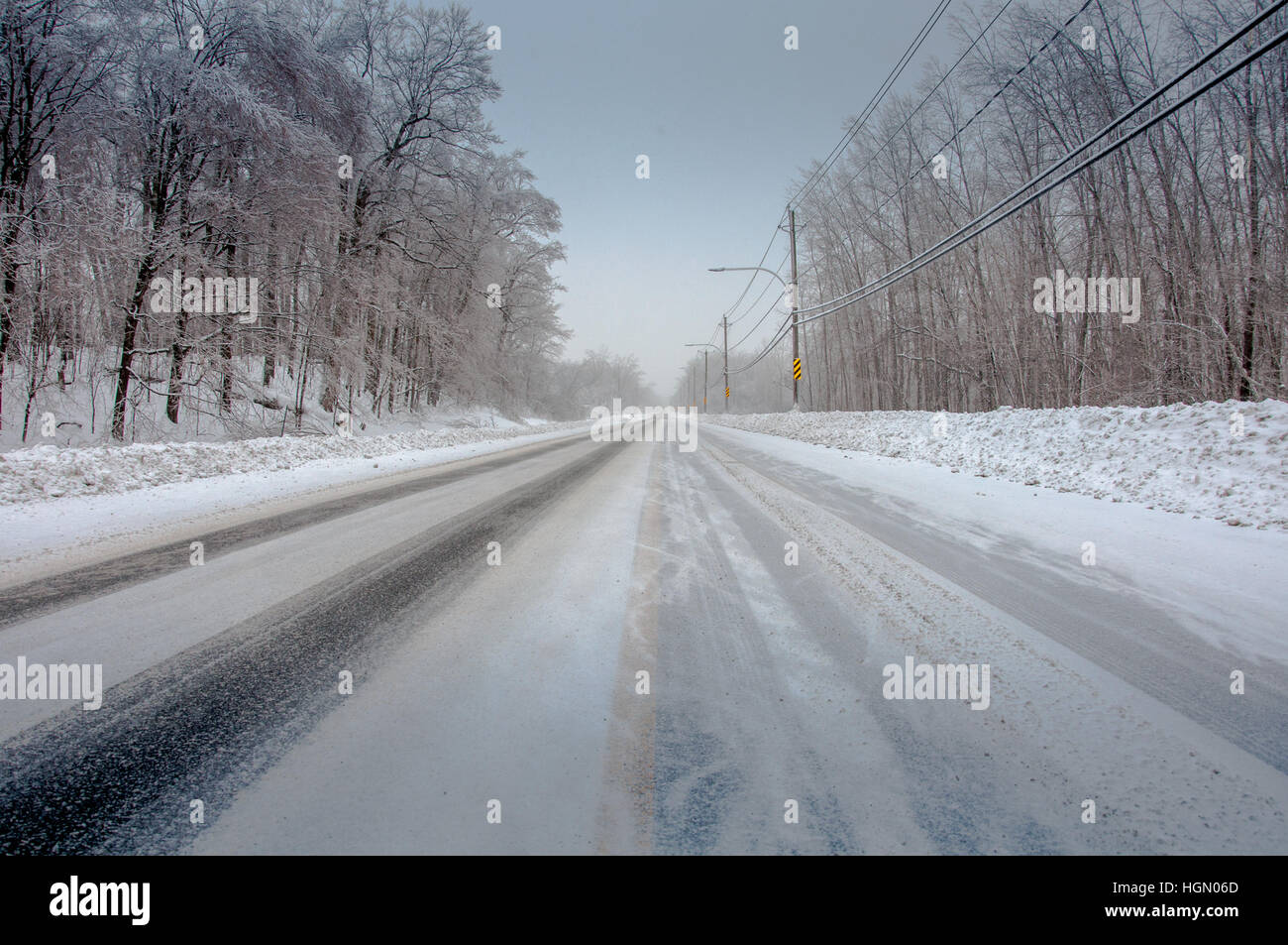 Las condiciones de las carreteras heladas de invierno 1. Foto de stock