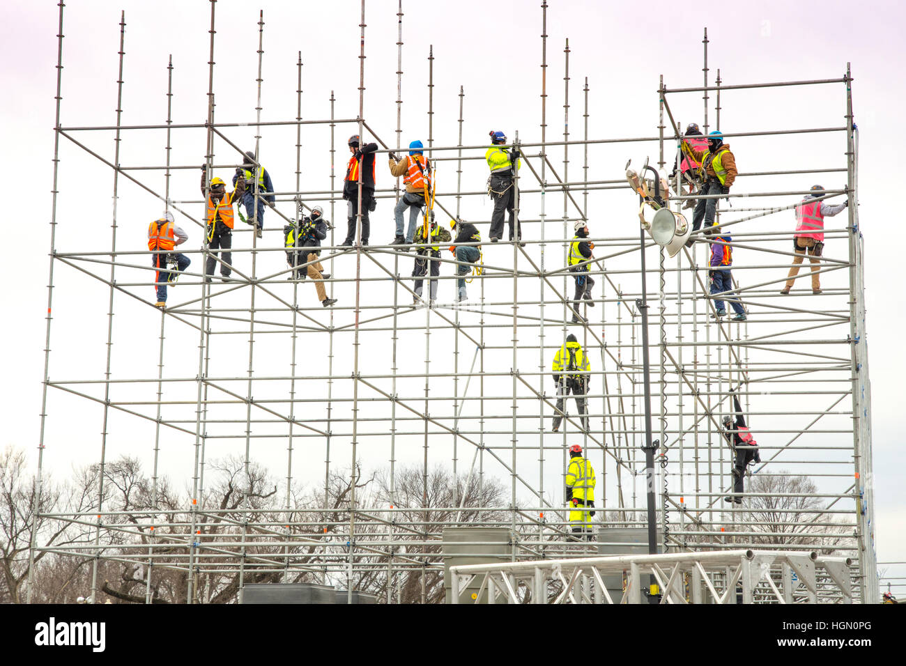 En el Lincoln Memorial en Washington, DC, los trabajadores construir una torre para su uso durante un concierto del día inaugural presidencial Foto de stock