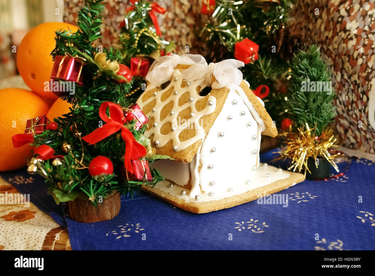 Composición con jengibre Casa, regalos de Navidad, árboles de Navidad y naranjas. Foto de stock