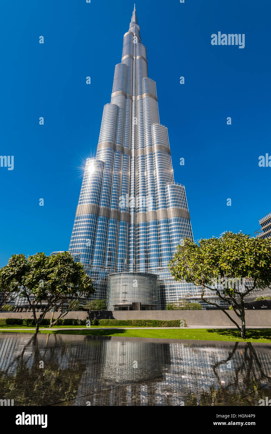 Ángulo de visión baja de Rascacielos Burj Khalifa, Dubai, Emiratos Árabes Unidos. Foto de stock