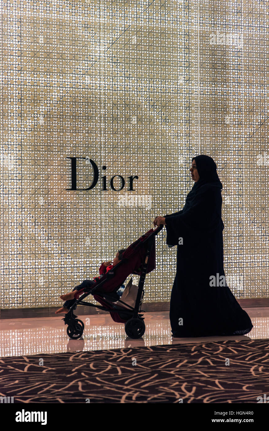 Tradicionalmente vestidos mujer del Medio Oriente en Dubai Shopping Mall, Dubai, Emiratos Árabes Unidos. Foto de stock