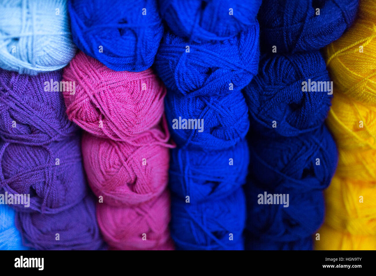 - Tejer bolas de lana en una estantería Foto de stock