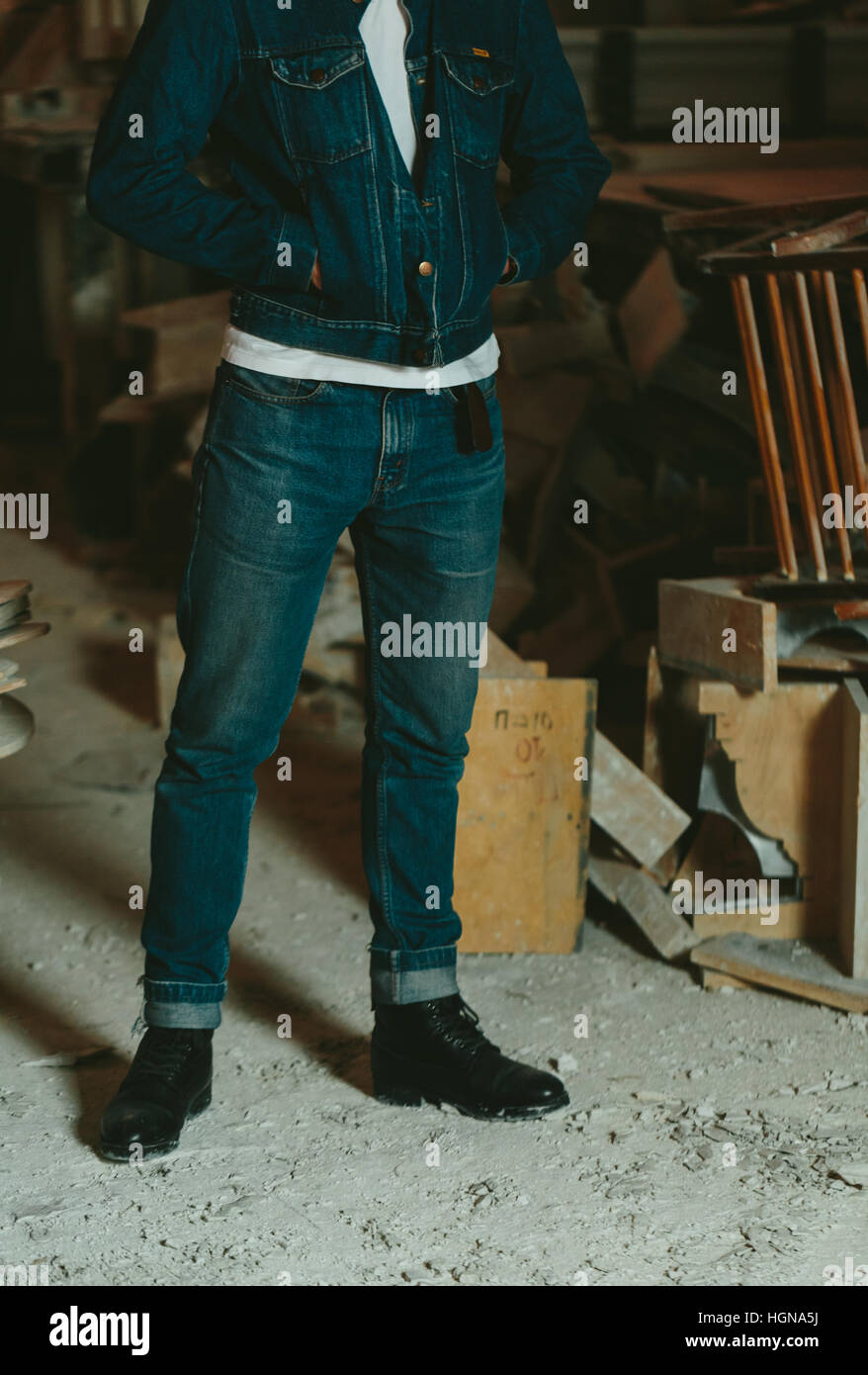 Cuero negro zapatos de hombre elegante y clásico jeans Fotografía de stock  - Alamy