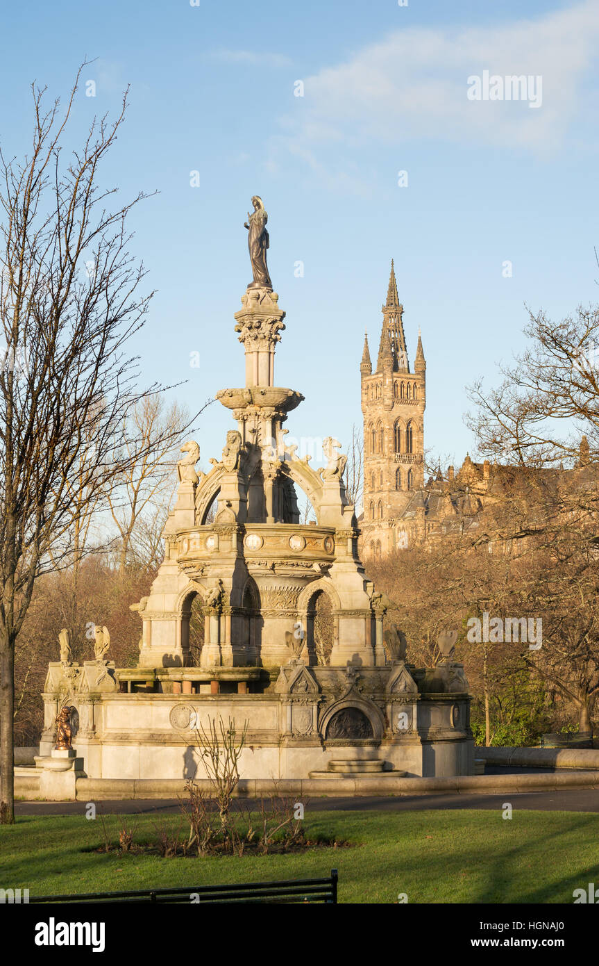 La fuente conmemorativa de Stewart en el parque Kelvingrove, Glasgow, con la Torre Universitaria en el fondo, Scotland, Reino Unido Foto de stock