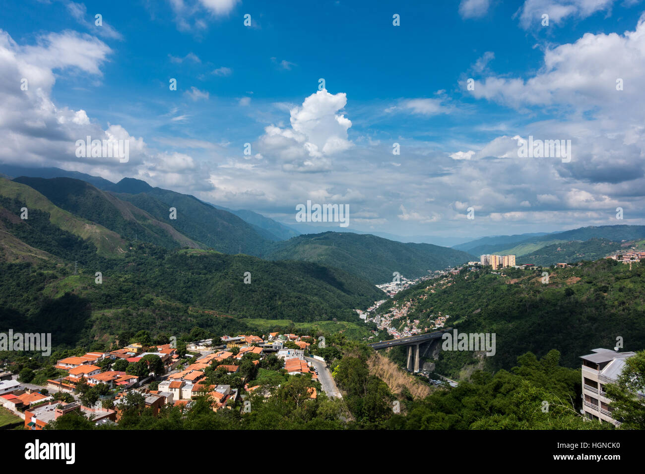 Las laderas de las montañas circundantes y Caracas en Venezuela Las laderas de las montañas circundantes y Caracas en Venezuela