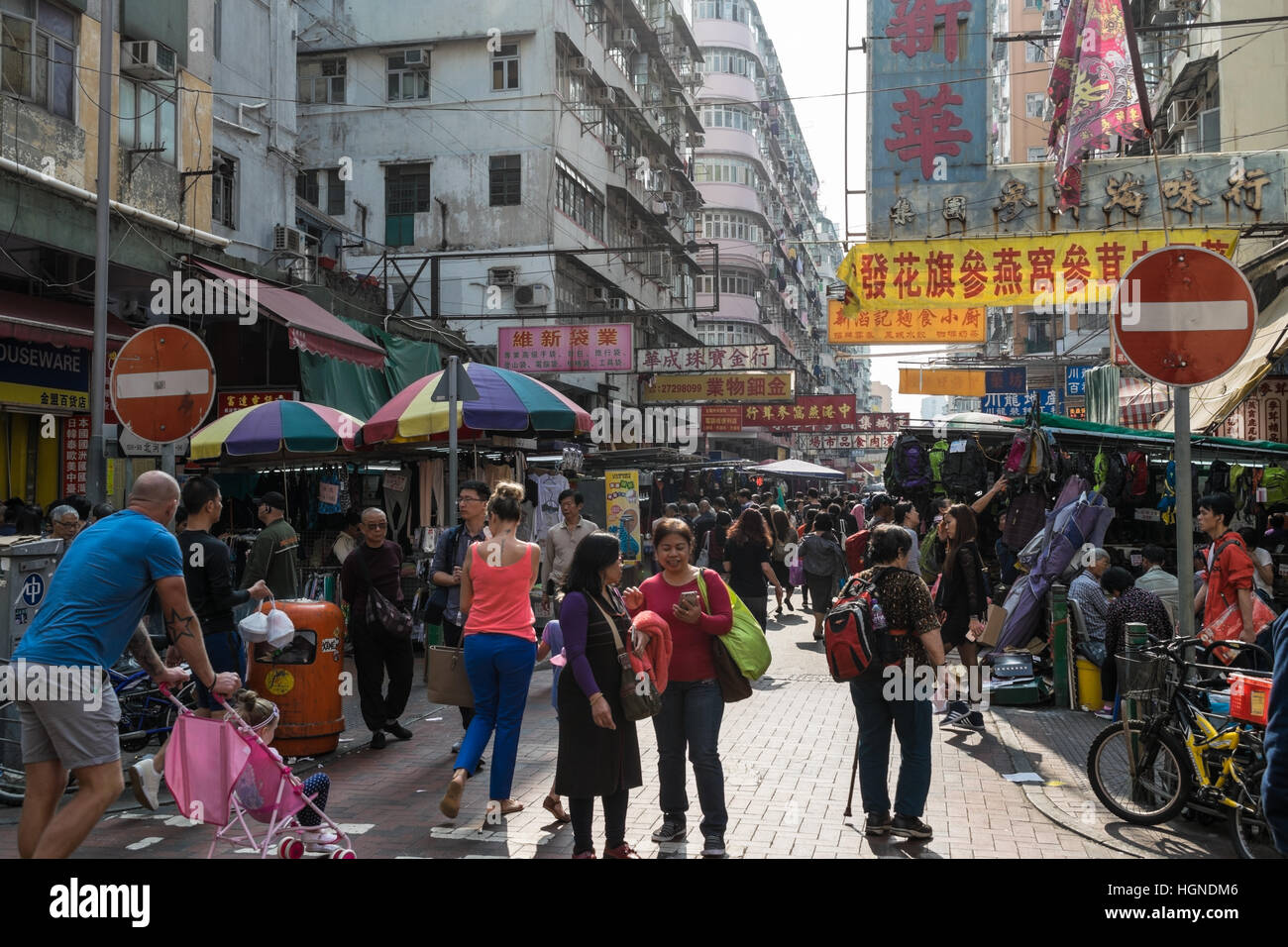 Shopping street scene en Sham Shui Po, Hong Kong Foto de stock