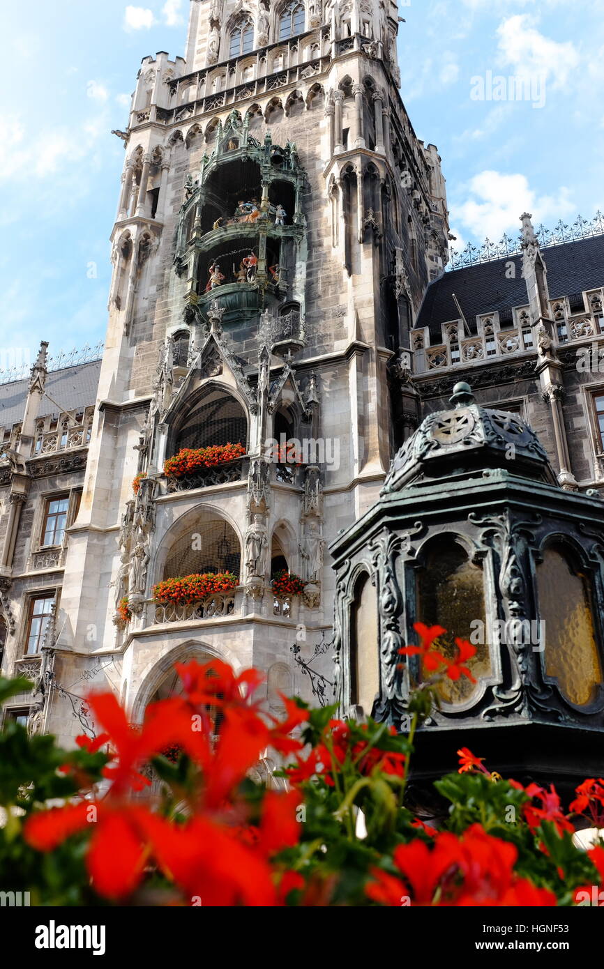 El Nuevo Ayuntamiento de Munich en una tarde de verano con el Glockenspiel en la torre como foco. Foto de stock