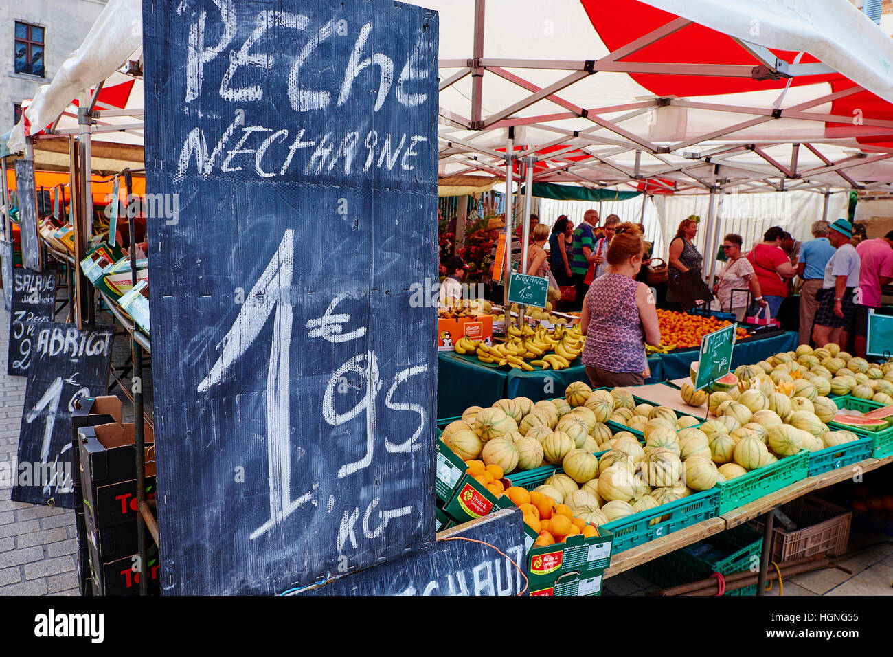Francia, Cher (18), de Sologne, Aubigny-sur-Nere, la carretera de Jacques Coeur, Ciudad de Stuart, el mercado local. Foto de stock