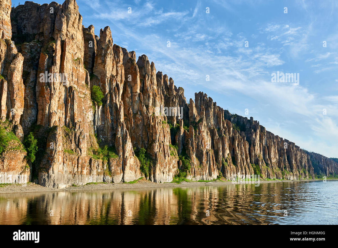 Los pilares de Lena, vista desde el parque nacional del río Lena al atardecer, patrimonio de la UNESCO coloca en Yakutia, Siberia, Rusia Foto de stock