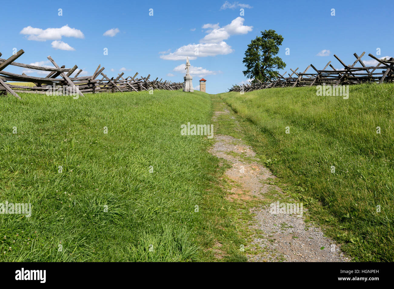 Campo de Batalla de Antietam, Maryland. Sunken Road (Bloody Lane). Torre de observación en el fondo. Foto de stock