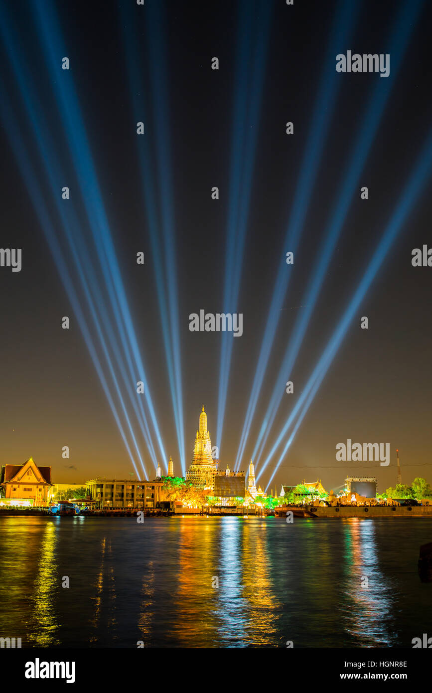 Wat Arun en celebración del año nuevo spotlight show time wide shot, Bangkok, Tailandia Foto de stock