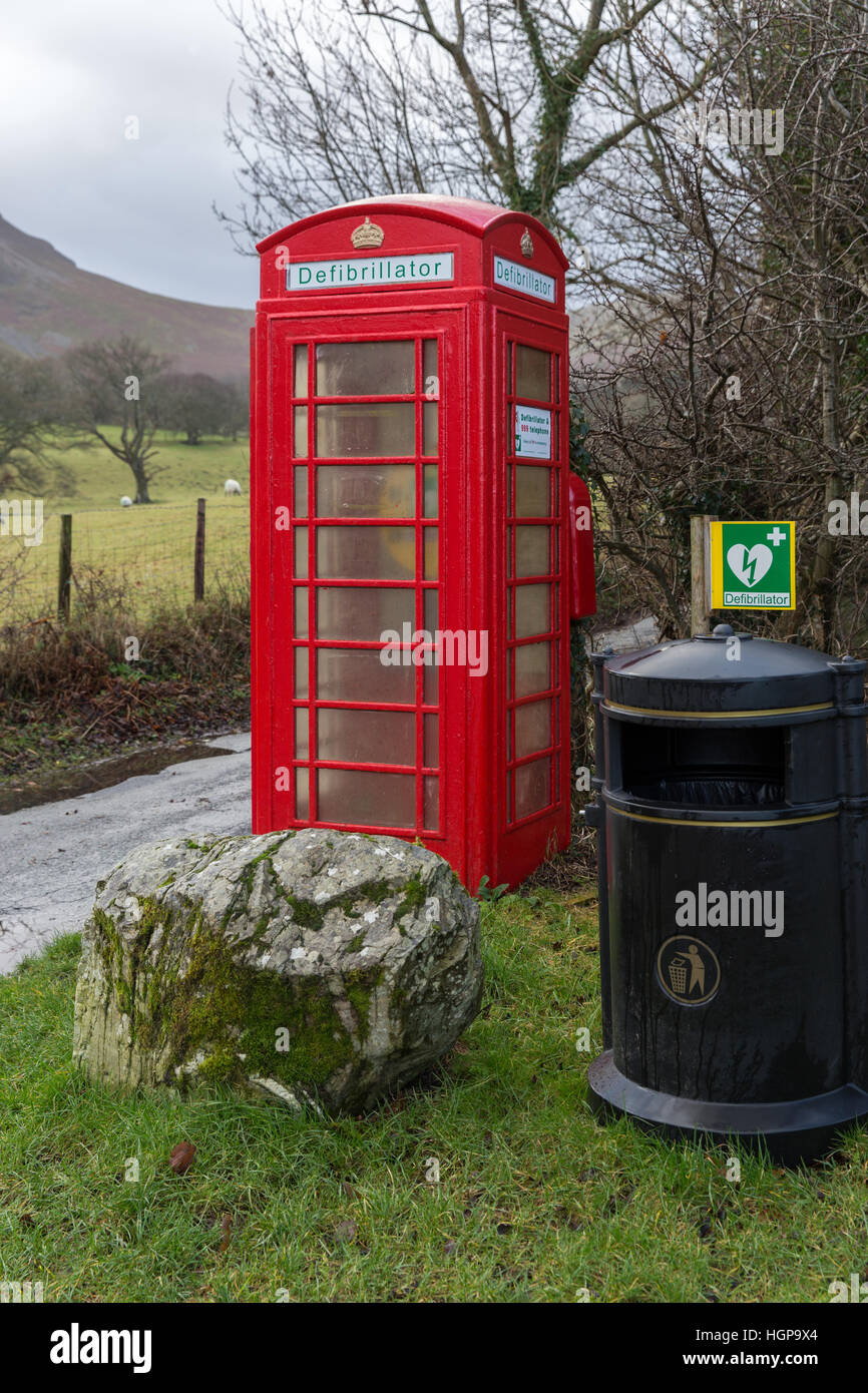 Un encargado de BT cuadro teléfono utilizado ahora como un desfibrilador station en una remota aldea rural en Cumbria Foto de stock