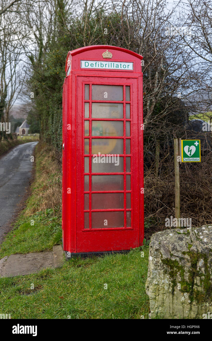 Un encargado de BT cuadro teléfono utilizado ahora como un desfibrilador station en una remota aldea rural en Cumbria Foto de stock