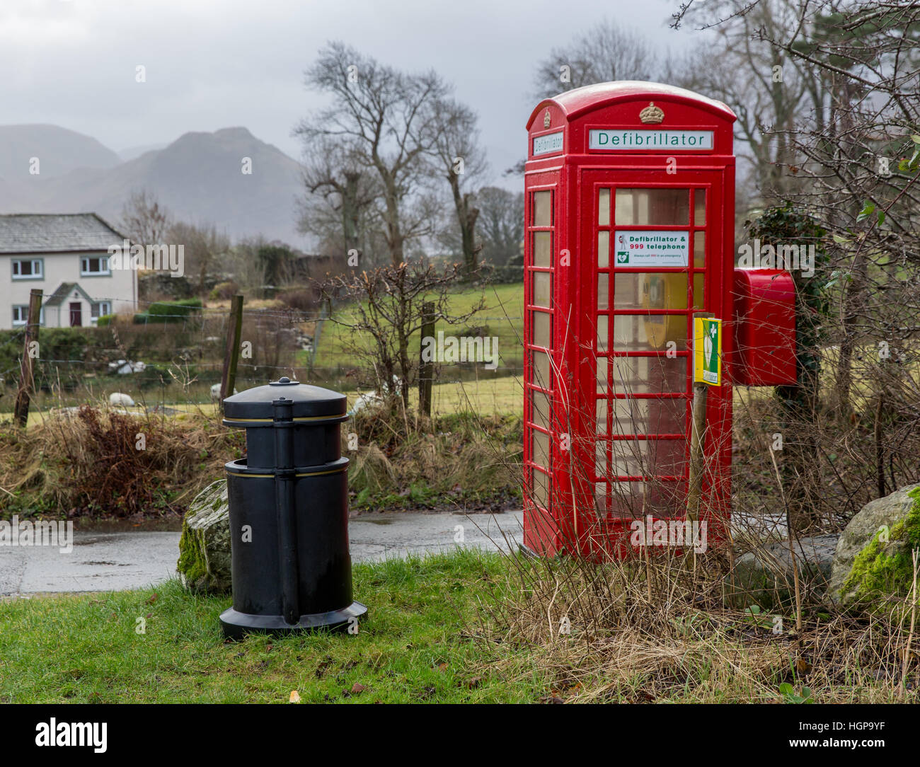 Un encargado de BT cuadro teléfono utilizado ahora como un desfibrilador station en una remota aldea rural en Cumbria Foto de stock