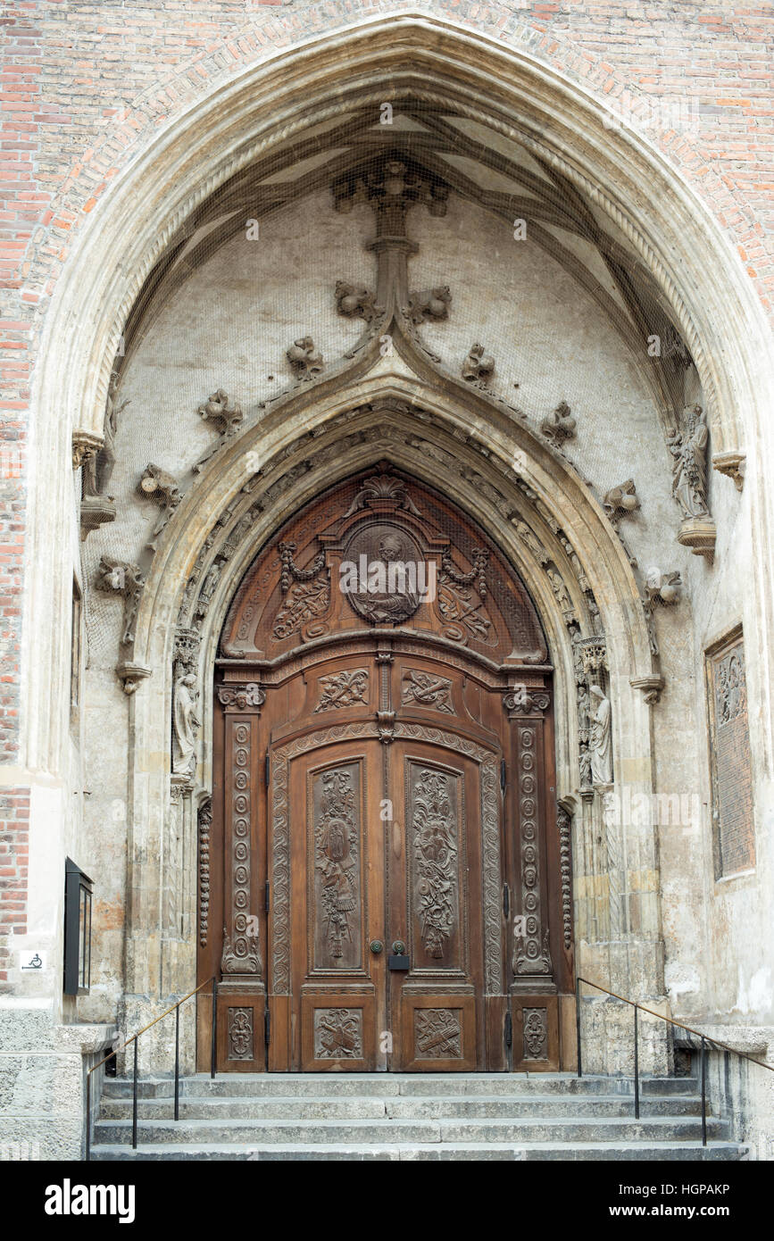 Magníficas puertas medievales de la famosa catedral de nuestra querida