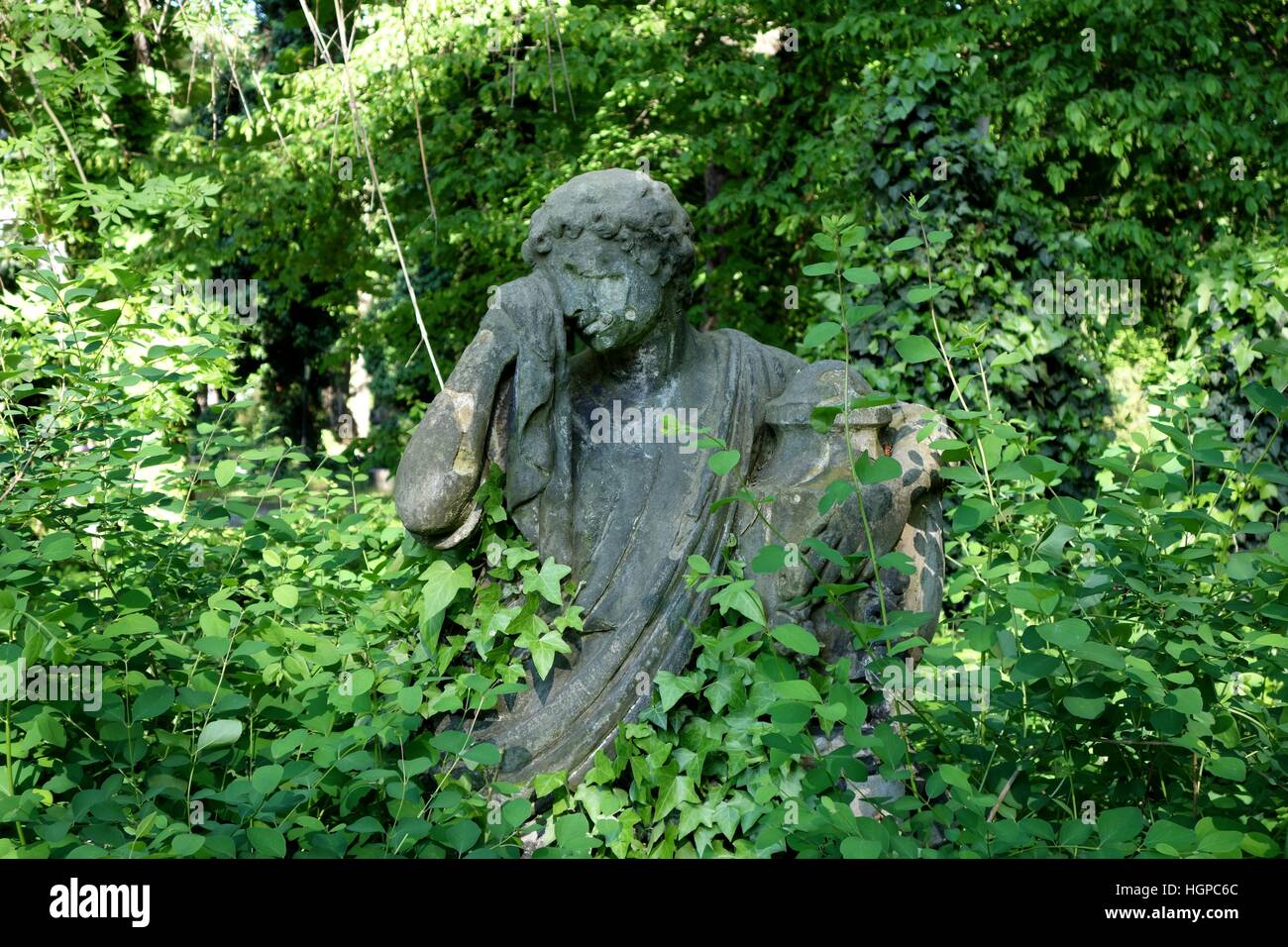Triste escultura en Olšany, el cementerio de Praga Foto de stock