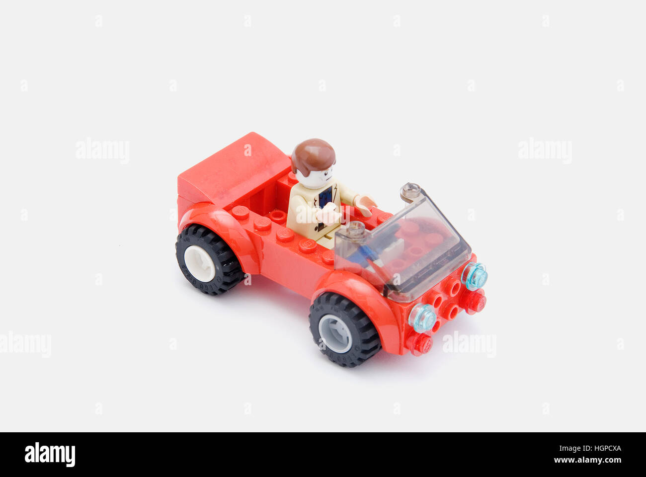 La mini figura Lego conduciendo un coche Fotografía de stock - Alamy