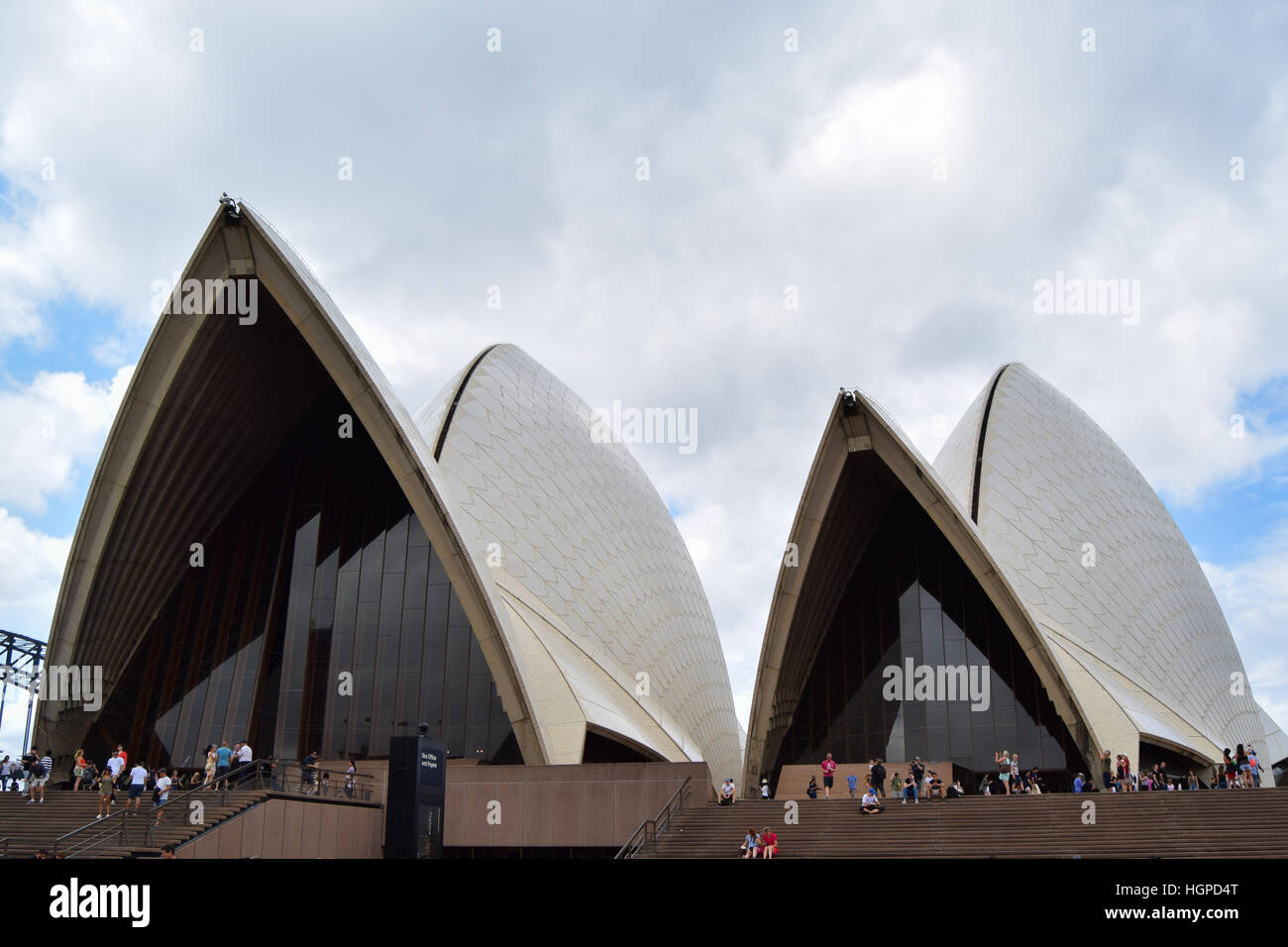La Casa de la Opera de Sydney SOH en Bennelong Point junto al Puente del Puerto de Sydney y el puerto en Australia, Nueva Gales del Sur Foto de stock
