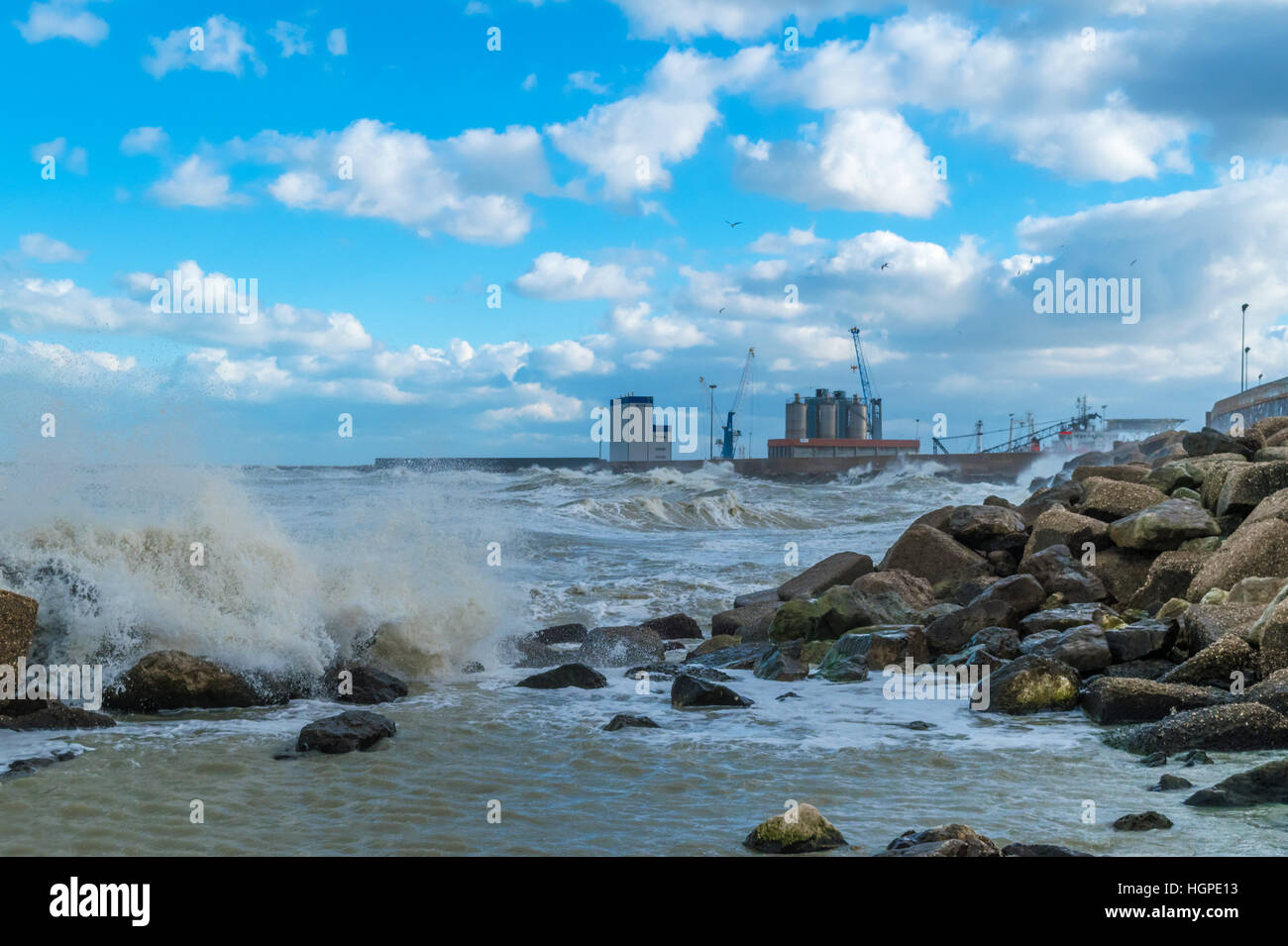 Ortona (Abruzzo, Italia) - La ciudad en el mar Adriático, con un gran puerto, su castillo medieval y su bonito centro histórico. Foto de stock